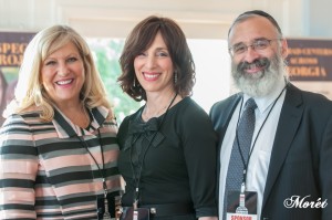 Sandra Bank with hosts Dassie New and Rabbi Yossi New.